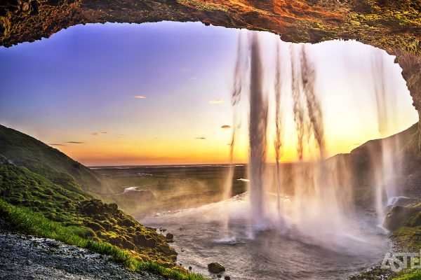 op-ontdekking-langs-de-kust-seljalandsfoss-waterval(1)