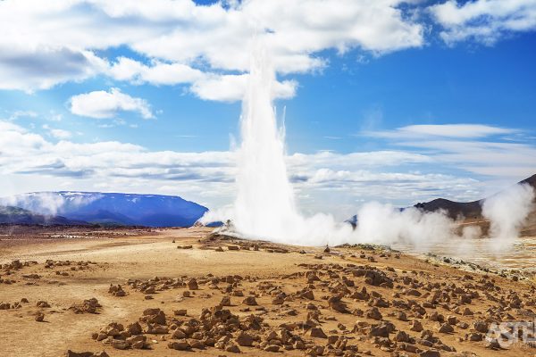 op-ontdekking-langs-de-kust-strokkur-eruptie