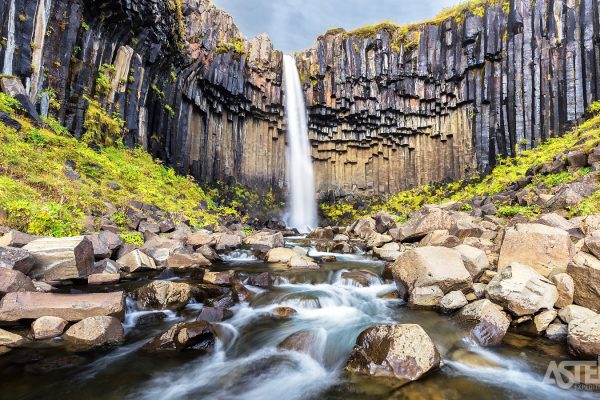 op-ontdekking-langs-de-kust-svartifoss